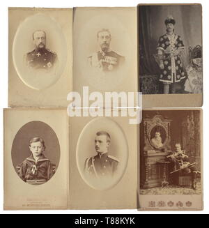 Cadeau six photos de la famille impériale russe, entre 1880 - 1910 Photo de Grand-duc Mikhaïl Alexandrovitch, gravé sur la partie inférieure gauche avec le nom du photographe 'Levitsky', gravé au dos. Photo de Grand-duc opposant Georgij Aleksandrovitch comme un enfant, le nom du photographe en relief 'Levitsky et fils' en bas. Photo de Grand-duc opposant Georgij Mikhailovich, gravé sur la partie inférieure gauche avec le nom du photographe 'Westly & Co'. Photo de Grand-duc Nikolaï Nikolaïevitch l'ancien, en relief sur la partie inférieure gauche avec le nom du photographe 'A. Pasetti'. Additional-Rights Clearance-Info, photo--Not-Available Banque D'Images