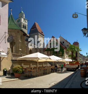 Minster et tables sur la rue principale à Überlingen, Allemagne Banque D'Images