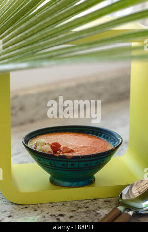 Soupe de légumes froide gaspacho espagnol composé de tomate, concombre, poivron, oignon, ail et huile d'olive servi dans un bol en céramique . Banque D'Images