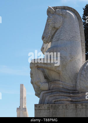 Sculptures de chevaux près de Mosteiro dos Jeronimos à Belem à Lisbonne, monastère historique au Portugal qui appartient au patrimoine mondial de l'Unesco Banque D'Images