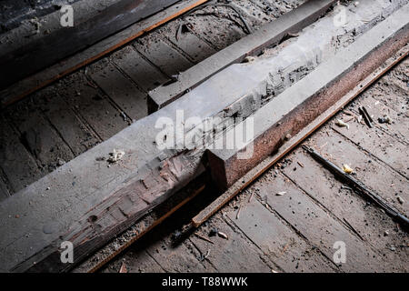 Plancher en bois faible faisceau dans l'ancien grenier / loft avec construction de support - Banque D'Images