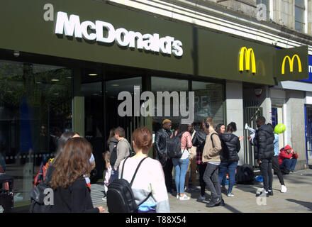 Vue extérieure de McDonald's shop dans les jardins de Piccadilly, Manchester, UK, en tant que membres de la promenade publique passé Banque D'Images