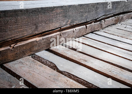 Vieux plancher en bois et de construction de planches en arrière-plan loft grenier Banque D'Images