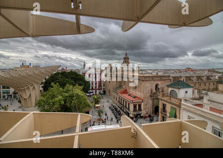 Séville, Espagne - 06 Avril 2019 : Vue du haut de l'espace Metropol Parasol (Setas de Sevilla), une grosse structure où l'on a la meilleure vue de Banque D'Images