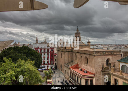 Séville, Espagne - 06 Avril 2019 : Vue du haut de l'espace Metropol Parasol (Setas de Sevilla), une grosse structure où l'on a la meilleure vue de Banque D'Images