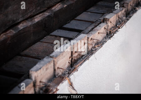 Clous rouillés dans le vieux mur en bois, de la construction concept, Banque D'Images