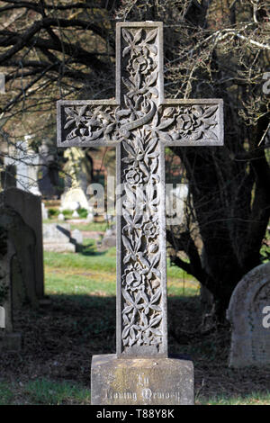 Dans la mémoire affectueuse, décoré croix. Fleurs de la passion Banque D'Images