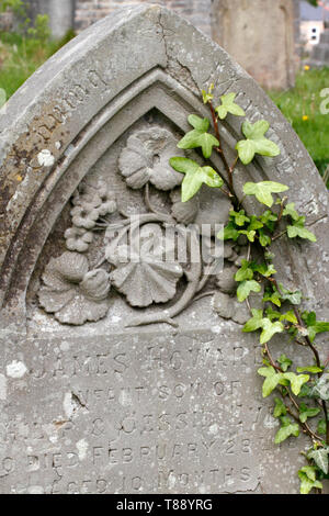 Floral sculpté, pierre tombale de lierre en grandissant. Banque D'Images