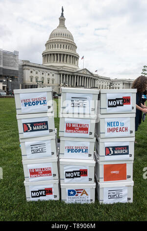 9 mai 2019 - Washington, DC : Boîtes indiquant certains des groupes à la conférence de presse au Capitole où 10 millions de signatures sur des pétitions congrès exigeant commencer procédure de destitution contre Donald Trump ont été présentés à Rempl. Rashida Talib à livrer à leader de la Chambre Nancy Pelosi, Banque D'Images