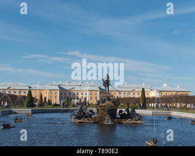L'Petergof ou Peterhof, connu sous le nom de 1944 à 1997 de Petrodvorets et fontaine de Neptune le 12 mai 2018 à Saint-Pétersbourg, Russie Banque D'Images