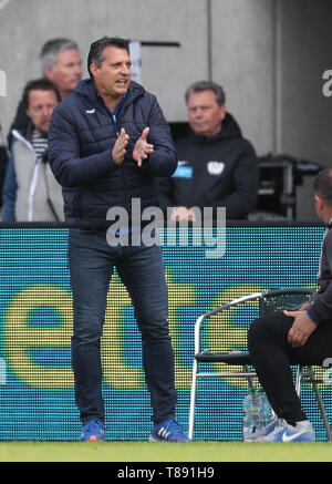 11 mai 2019, en Rhénanie du Nord-Westphalie, Münster : Soccer : 3e ligue, 37e journée, la Prusse Münster - Karlsruher SC dans le stade de Prusse. Coach Alois Schwartz de Karlsruhe se félicite. Photo : Friso Gentsch/dpa Banque D'Images