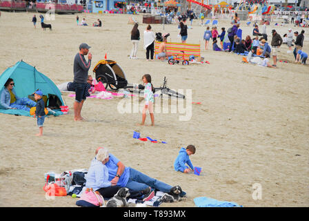 Weymouth, Dorset, UK. 11 mai 2019. Les familles profitent du soleil et sable mou sur Weymouth's plage primée. crédit : Stuart fretwell/Alamy Live News Banque D'Images