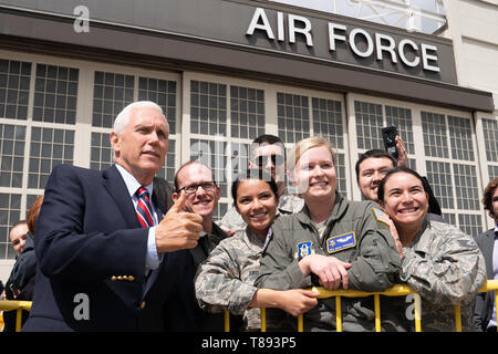 Vice-président Mike Pence pose pour une photo avec les membres du service militaire jeudi 9 mai 2019, à l'aéroport international de Minneapolis-Saint Paul à Minneapolis, au Minnesota, Personnes : Vice-président Mike Pence Banque D'Images
