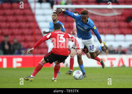 Sunderland, Royaume-Uni. 11 mai 2019. Jamal Lowe de Portsmouth et Bryan Oviedo de Sunderland lors de la Sky Bet League 1 play off Semi finale 1ère manche match entre Sunderland et Portsmouth au stade de la lumière, Sunderland le samedi 11 mai 2019. (Crédit : Mark Fletcher | MI News) Banque D'Images