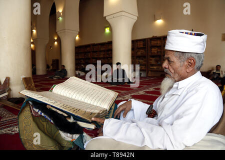 Sanaa, Yémen. Le 11 mai, 2019. Peuple yéménite lire le Coran dans une mosquée pendant le mois sacré du Ramadan à Sanaa, Yémen, le 11 mai 2019. Credit : Mohammed Mohammed/Xinhua/Alamy Live News Banque D'Images