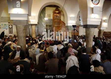 Sanaa, Yémen. Le 11 mai, 2019. Peuple yéménite écouter un prédicateur dans une mosquée pendant le mois sacré du Ramadan à Sanaa, Yémen, le 11 mai 2019. Credit : Mohammed Mohammed/Xinhua/Alamy Live News Banque D'Images