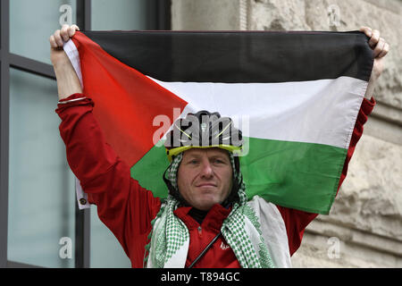 London, Greater London, UK. Le 11 mai, 2019. Un manifestant est vu tenant un drapeau palestinien pendant la manifestation.Peuple Palestinien activiste des droits de l'Upesed Tamimi a rejoint la démo pour la Palestine. Les manifestants se sont réunis à Portland Place et ont marché jusqu'à Whitehall à Londres, se joindre à une manifestation mondiale pour faire preuve de solidarité pour les citoyens palestiniens et d'exiger le respect des droits des Palestiniens et de défendre les droits au retour dans leur territoire. Credit : Andres Pantoja SOPA/Images/ZUMA/Alamy Fil Live News Banque D'Images