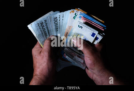 Rottweil, Allemagne. 10 mai, 2019. ILLUSTRATION - un homme compte billets dans un appartement. Credit : Silas Stein/dpa/Alamy Live News Banque D'Images