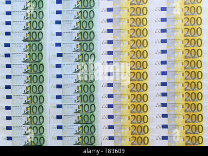 Rottweil, Allemagne. 10 mai, 2019. ILLUSTRATION - 100 et 200 billets sont distribués dans un appartement sur une table. Credit : Silas Stein/dpa/Alamy Live News Banque D'Images
