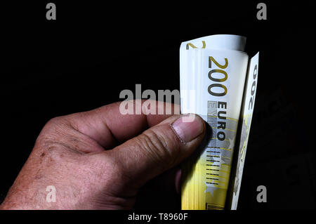 Rottweil, Allemagne. 10 mai, 2019. ILLUSTRATION - un homme compte 200 billets dans un appartement. Credit : Silas Stein/dpa/Alamy Live News Banque D'Images
