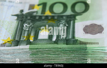 Rottweil, Allemagne. 10 mai, 2019. ILLUSTRATION - 100 billets sont empilés sur une table dans un appartement. Credit : Silas Stein/dpa/Alamy Live News Banque D'Images
