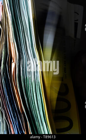 Rottweil, Allemagne. 10 mai, 2019. ILLUSTRATION - un homme compte billets dans un appartement. Credit : Silas Stein/dpa/Alamy Live News Banque D'Images