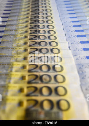 Rottweil, Allemagne. 10 mai, 2019. ILLUSTRATION - 200 billets sont distribués dans un appartement sur une table. Credit : Silas Stein/dpa/Alamy Live News Banque D'Images