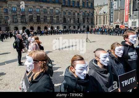 Les activistes végétaliens vu portant des masques de Guy Fawkes tout en tenant des pancartes lors de la manifestation. Des centaines de militants se sont réunis à la place du Dam, dans le centre d'Amsterdam à participer dans le Cube de la vérité. Pour les sans-voix anonyme l'hôte d'une réception ouverte 24h Cube de la vérité sur la place du Dam, à Amsterdam. Le Cube de la vérité est une manifestation statique pacifique similaire à un art performance. Cette démonstration fonctionne de manière structurée qui déclenche la curiosité et l'intérêt du public ; les militants tentent d'entraîner les personnes se trouvant à proximité d'un végétalien conclusion grâce à une combinaison de normes locales-animal pratique Banque D'Images