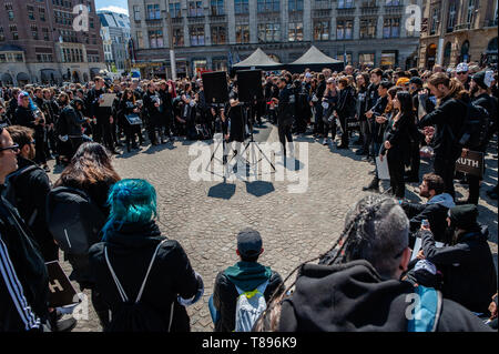 Les activistes végétaliens vu réunis pour une séance d'information avant la manifestation a commencé. Des centaines de militants se sont réunis à la place du Dam, dans le centre d'Amsterdam à participer dans le Cube de la vérité. Pour les sans-voix anonyme l'hôte d'une réception ouverte 24h Cube de la vérité sur la place du Dam, à Amsterdam. Le Cube de la vérité est une manifestation statique pacifique similaire à un art performance. Cette démonstration fonctionne de manière structurée qui déclenche la curiosité et l'intérêt du public ; les militants tentent d'entraîner les personnes se trouvant à proximité d'un végétalien conclusion grâce à une combinaison de normes locales-pratique l'exploitation animale fo Banque D'Images