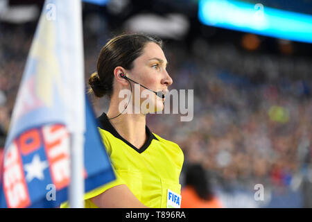 Foxborough dans le Massachusetts, aux États-Unis. Le 11 mai, 2019. Arbitre Assistant Kathryn Nesbitt patrouille l'écart au cours de la MLS match entre San Jose Earthquakes et le New England Revolution tenue au Stade Gillette à Foxborough dans le Massachusetts. Boston bat San Jose 3-1. Eric Canha/CSM/Alamy Live News Banque D'Images