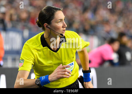 Foxborough dans le Massachusetts, aux États-Unis. Le 11 mai, 2019. Arbitre Assistant Kathryn Nesbitt patrouille l'écart au cours de la MLS match entre San Jose Earthquakes et le New England Revolution tenue au Stade Gillette à Foxborough dans le Massachusetts. Boston bat San Jose 3-1. Eric Canha/CSM/Alamy Live News Banque D'Images