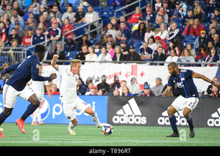 Foxborough dans le Massachusetts, aux États-Unis. Le 11 mai, 2019. San Jose Earthquakes terrain Yueill Jackson (14) et New England Revolution defender Andrew Farrell (2) en action au cours de la MLS match entre San Jose Earthquakes et le New England Revolution tenue au Stade Gillette à Foxborough dans le Massachusetts. Boston bat San Jose 3-1. Eric Canha/CSM/Alamy Live News Banque D'Images