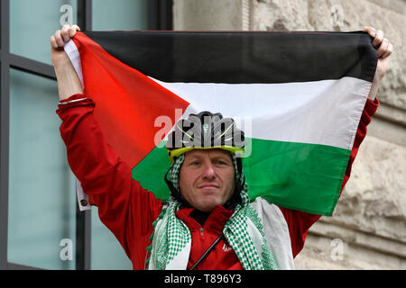 Un manifestant est vu tenant un drapeau palestinien lors de la manifestation. Militant des droits de l'homme palestinien Tamimi a rejoint l'Upesed de démonstration nationale pour la Palestine. Les manifestants se sont réunis à Portland Place et ont marché jusqu'à Whitehall à Londres, se joindre à une manifestation mondiale pour faire preuve de solidarité pour les citoyens palestiniens et d'exiger le respect des droits des Palestiniens et de défendre les droits au retour dans leur territoire. Banque D'Images