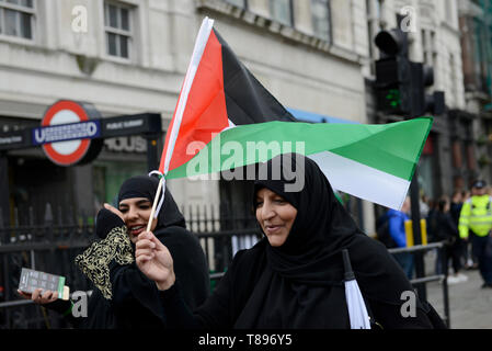 Un manifestant est vu tenant un drapeau palestinien lors de la manifestation. Militant des droits de l'homme palestinien Tamimi a rejoint l'Upesed de démonstration nationale pour la Palestine. Les manifestants se sont réunis à Portland Place et ont marché jusqu'à Whitehall à Londres, se joindre à une manifestation mondiale pour faire preuve de solidarité pour les citoyens palestiniens et d'exiger le respect des droits des Palestiniens et de défendre les droits au retour dans leur territoire. Banque D'Images