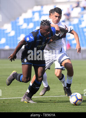 Reggio Emilia, Italie. Le 11 mai, 2019. Duvan Zapata Atalanta (L) rivalise avec les gênes Cristian Romero lors d'un match de football de Série A entre l'Atalanta et Gênes à Reggio Emilia, Italie, le 11 mai 2019. Atalanta a gagné 2-1. Credit : Alberto Lingria/Xinhua/Alamy Live News Banque D'Images