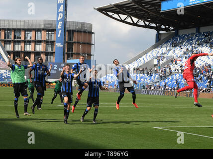 Reggio Emilia, Italie. Le 11 mai, 2019. Les joueurs de l'Atalanta célébrer à la fin de Serie A lors d'un match de football entre l'Atalanta et Gênes à Reggio Emilia, Italie, le 11 mai 2019. Atalanta a gagné 2-1. Credit : Alberto Lingria/Xinhua/Alamy Live News Banque D'Images