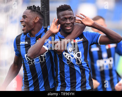 Reggio Emilia, Italie. Le 11 mai, 2019. Atalanta Musa Barrow (R) célèbre marquant lors d'un match de football de Série A entre l'Atalanta et Gênes à Reggio Emilia, Italie, le 11 mai 2019. Atalanta a gagné 2-1. Credit : Alberto Lingria/Xinhua/Alamy Live News Banque D'Images