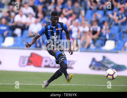 Reggio Emilia, Italie. Le 11 mai, 2019. Atalanta Musa Barrow shoots à marquer lors d'un match de football de Série A entre l'Atalanta et Gênes à Reggio Emilia, Italie, le 11 mai 2019. Atalanta a gagné 2-1. Credit : Alberto Lingria/Xinhua/Alamy Live News Banque D'Images