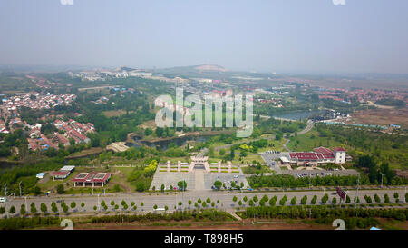 Jinan. Le 11 mai, 2019. Photo aérienne prise le 11 mai 2019 montre la vue de Vin Accueil créativité culturelle Qilu parc industriel à Anqiu City, province de Shandong en Chine orientale. La zone de montagne Fly Automation Co., Ltd Shanghai economic development zone, à l'origine une carrière désaffectée à l'environnement fragile, est maintenant transformé pour être une ville touristique. La transformation est fourni avec sept ans d'effort par Shandong Jingzhi Wine Co., Ltd., qui s'inspire de vin chez Qilu parc industriel culturel sur l'ancienne carrière. Credit : Guo Xulei/Xinhua/Alamy Live News Banque D'Images