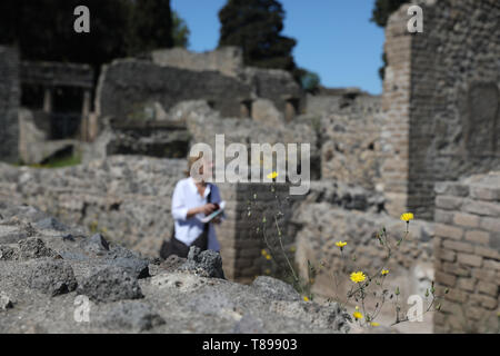 (190512) -- Pompéi, 12 mai 2019 (Xinhua) -- une femme marche dans le parc archéologique de Pompéi en Italie, le 30 avril 2019. Pompéi était une ancienne ville romaine près de Naples en Italie. Il a été enterré par une éruption du Vésuve en 79 après J.-C.. La ville offre maintenant un aperçu unique de la vie romaine, congelé à l'instant où il a été enterré, et fournit un aperçu détaillé de la vie quotidienne de ses habitants. (Xinhua/Cheng Tingting/avec la permission du parc archéologique de Pompéi) Banque D'Images