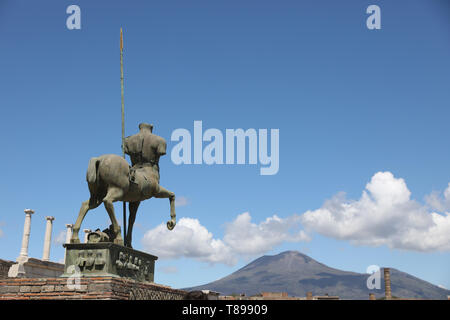 (190512) -- Pompéi, 12 mai 2019 (Xinhua) -- Photo prise le 30 avril 2019 montre une sculpture au Parc archéologique de Pompéi en Italie. Pompéi était une ancienne ville romaine près de Naples en Italie. Il a été enterré par une éruption du Vésuve en 79 après J.-C.. La ville offre maintenant un aperçu unique de la vie romaine, congelé à l'instant où il a été enterré, et fournit un aperçu détaillé de la vie quotidienne de ses habitants. (Xinhua/Cheng Tingting/avec la permission du parc archéologique de Pompéi) Banque D'Images