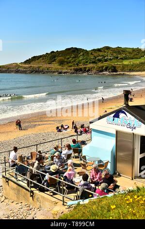 La baie de Langland, Gower, Pays de Galles, Royaume-Uni. 12 mai 2019. Météo britannique. Les gens affluent à la plage de sable de Langland Bay sur la péninsule de Gower juste en dehors de Swansea sur un dimanche après-midi, glorieux ininterrompue prometteuses le bleu du ciel et soleil du printemps . Credit : Keith morris/Alamy Live News Banque D'Images