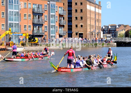 Gloucester, Royaume-Uni. 12 mai 2019. Course de bateaux dragon équipes à Gloucester dock pour les organismes de bienfaisance locaux. Chaque bateau a une tête de dragon de couleur vive à la proue et une équipe de bénévoles qui, avec beaucoup d'enthousiasme. Crédit : Mr Standfast / Alamy Live News Banque D'Images