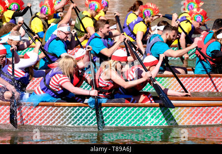 Gloucester, Royaume-Uni. 12 mai 2019. Course de bateaux dragon équipes à Gloucester dock pour les organismes de bienfaisance locaux. Chaque bateau a une tête de dragon de couleur vive à la proue et une équipe de bénévoles qui, avec beaucoup d'enthousiasme. Crédit : Mr Standfast / Alamy Live News Banque D'Images