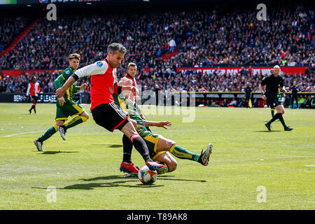 Rotterdam, Pays-Bas. 12 mai, 2019. ROTTERDAM , Pays-Bas , 12-05-2019 , Stade de football De Kuip , néerlandais , Saison 2018/2019 Eredivisie , , Feyenoord - ADO La Haye , Feyenoord player Robin van Persie (l) ADO La Haye player Tom Beugelsdijk pendant le match : Crédit Photos Pro/Alamy Live News Banque D'Images