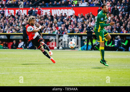 Rotterdam, Pays-Bas. 12 mai, 2019. ROTTERDAM , Pays-Bas , 12-05-2019 , Stade de football De Kuip , néerlandais , Saison 2018/2019 Eredivisie , , Feyenoord - ADO La Haye , Feyenoord dvd Tonny Vilhena (l) avec une shote pendant le match : Crédit Photos Pro/Alamy Live News Banque D'Images