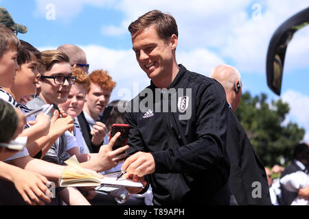 Londres, Royaume-Uni. 12 mai, 2019. Fulham Manager Scott Parker, signe des autographes pour les fans à l'extérieur du terrain. Premier League, Fulham v Newcastle Utd à Craven Cottage, à Londres, le dimanche 12 mai 2019. Cette image ne peut être utilisé qu'à des fins rédactionnelles. Usage éditorial uniquement, licence requise pour un usage commercial. Aucune utilisation de pari, de jeux ou d'un seul club/ligue/dvd publications. Crédit : Andrew Orchard la photographie de sport/Alamy Live News Banque D'Images