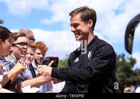 Londres, Royaume-Uni. 12 mai, 2019. Fulham Manager Scott Parker, signe des autographes pour les fans à l'extérieur du terrain. Premier League, Fulham v Newcastle Utd à Craven Cottage, à Londres, le dimanche 12 mai 2019. Cette image ne peut être utilisé qu'à des fins rédactionnelles. Usage éditorial uniquement, licence requise pour un usage commercial. Aucune utilisation de pari, de jeux ou d'un seul club/ligue/dvd publications. Crédit : Andrew Orchard la photographie de sport/Alamy Live News Banque D'Images