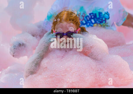 Weymouth, Dorset, UK. 12 mai 2019. L'Weldmar jamais dernier Rush bulle a lieu à Weymouth pour lever des fonds pour l'organisme de bienfaisance. Les participants s'amuser obtenir couvert de mousse, dans des bulles de couleurs différentes. Credit : Carolyn Jenkins/Alamy Live News Banque D'Images