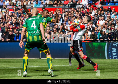 Rotterdam, Pays-Bas. 12 mai, 2019. ROTTERDAM , Pays-Bas , 12-05-2019 , Stade de football De Kuip , néerlandais , Saison 2018/2019 Eredivisie , , Feyenoord - ADO La Haye , Feyenoord dvd Robin van Persie (r) contrôle le bal pendant le match pendant le match : Crédit Photos Pro/Alamy Live News Banque D'Images